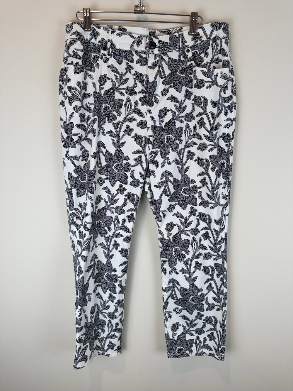 Chico's Black & White Floral So Slim Cropped Jeans Size 10 or 1.5